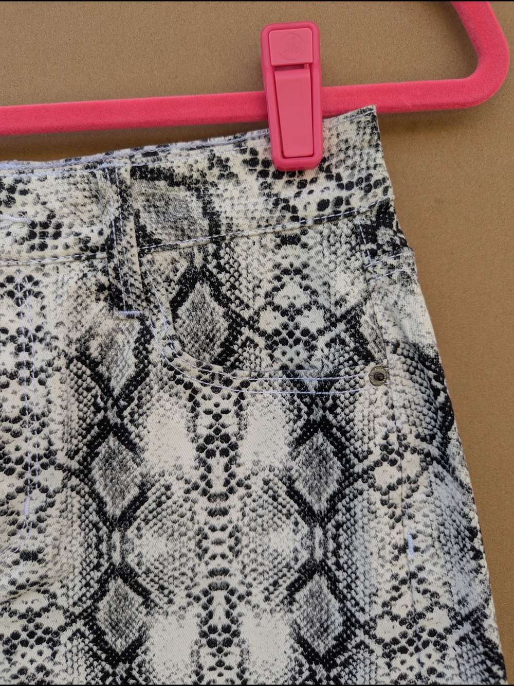 Arizona Jean Co Snakeskin Print Denim Mini Skirt Grey Black Baddie Size 3 Womens - Picture 8 of 8